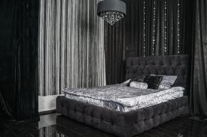 Черная спальня с элементами серых цветов